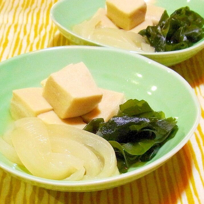 高野豆腐と玉ねぎとわかめの煮物